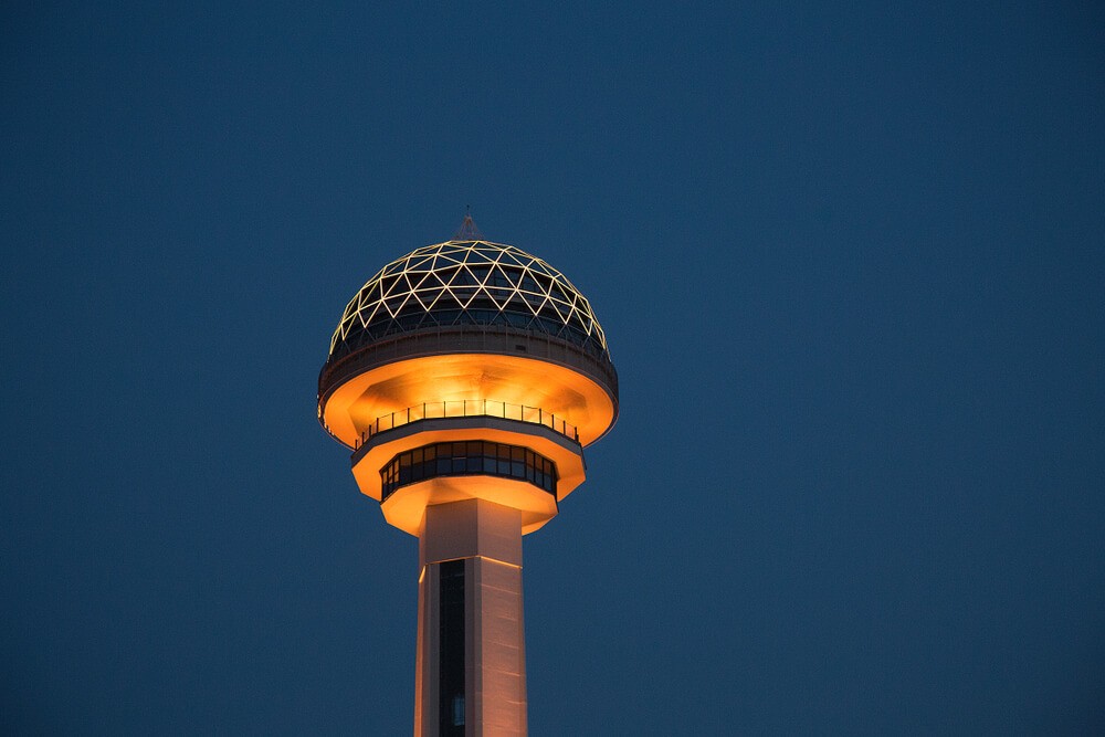 Beleuchtete Turmspitze des Atakule-Fernsehturms.