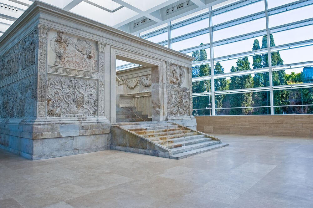 Der Altar Ara Pacis in Rom in seinem Glaspavillon.