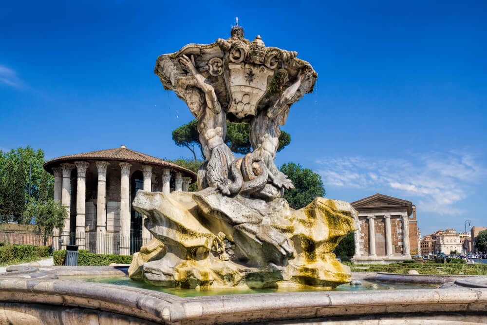 Tempel und Brunnen auf dem Forum Boarium in Rom.