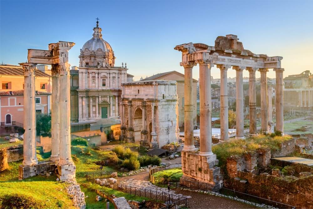 Historische Stätten in Rom: Blick aus der Höhe auf das Forum Romanum.