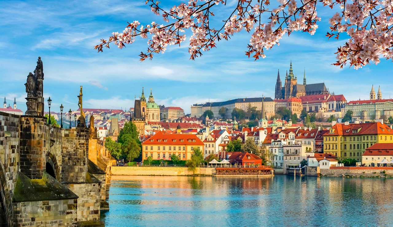 Blick von der Moldau auf die Prager Burg und die Prager Kleinseite.