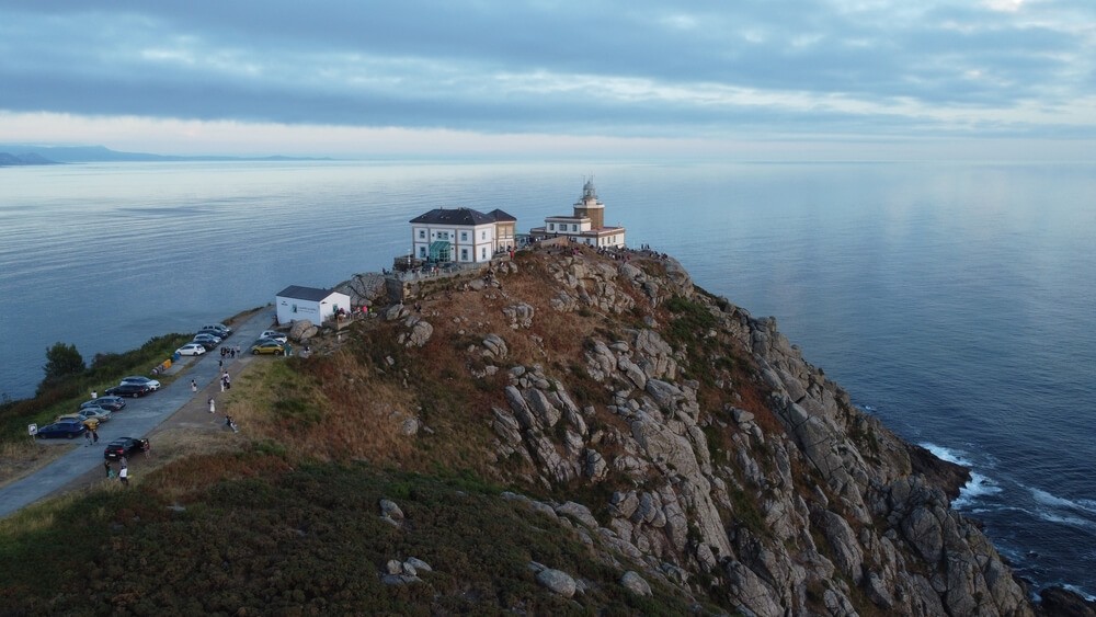 Blick aus der Höhe auf das Kap Finisterre, eine der berühmtesten Sehenswürdigkeiten in Galicien.