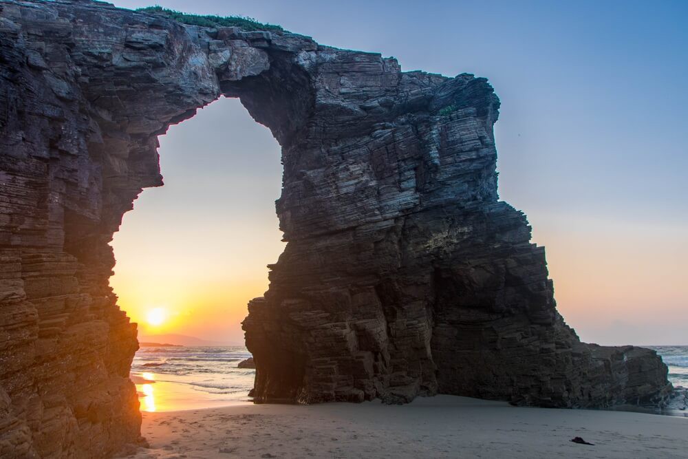 Sehenswürdigkeiten in Galicien: Sonnenuntergang am Strand der Kathedralen.