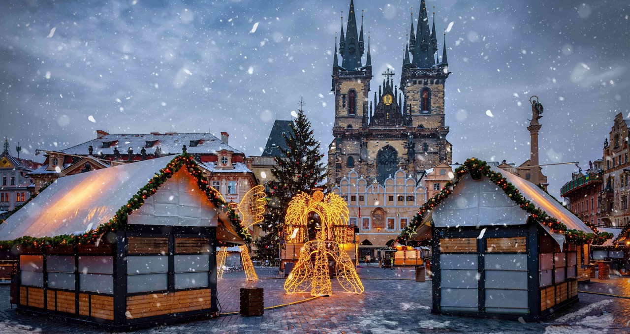 Weihnachtsbeleuchtung und Buden auf einem Weihnachtsmarkt.