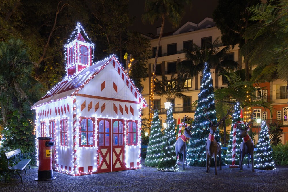 Der Weihnachtsmarkt von Funchal auf der Avenida Arriag mit Weihnachtsdekoration.