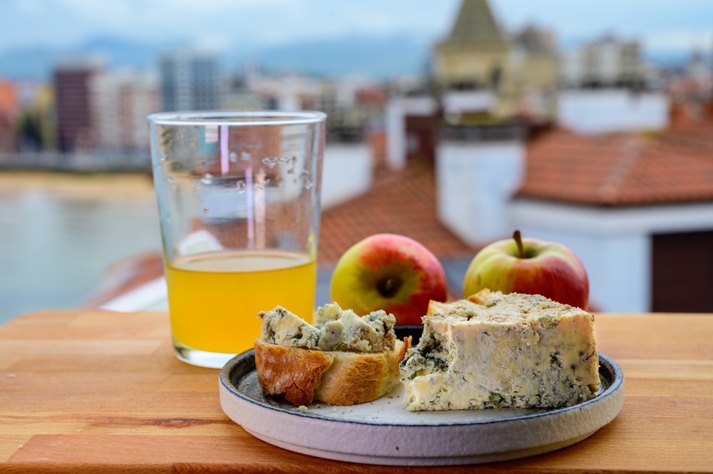 Tapas in Oviedo: A glass of cider, two apples and a plate of bread and cheese