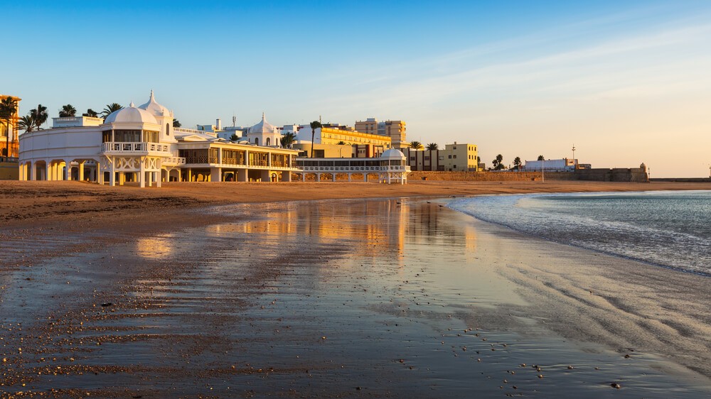 Die schönsten Strände Andalusiens: Playa de La Caleta in der Abenddämmerung.