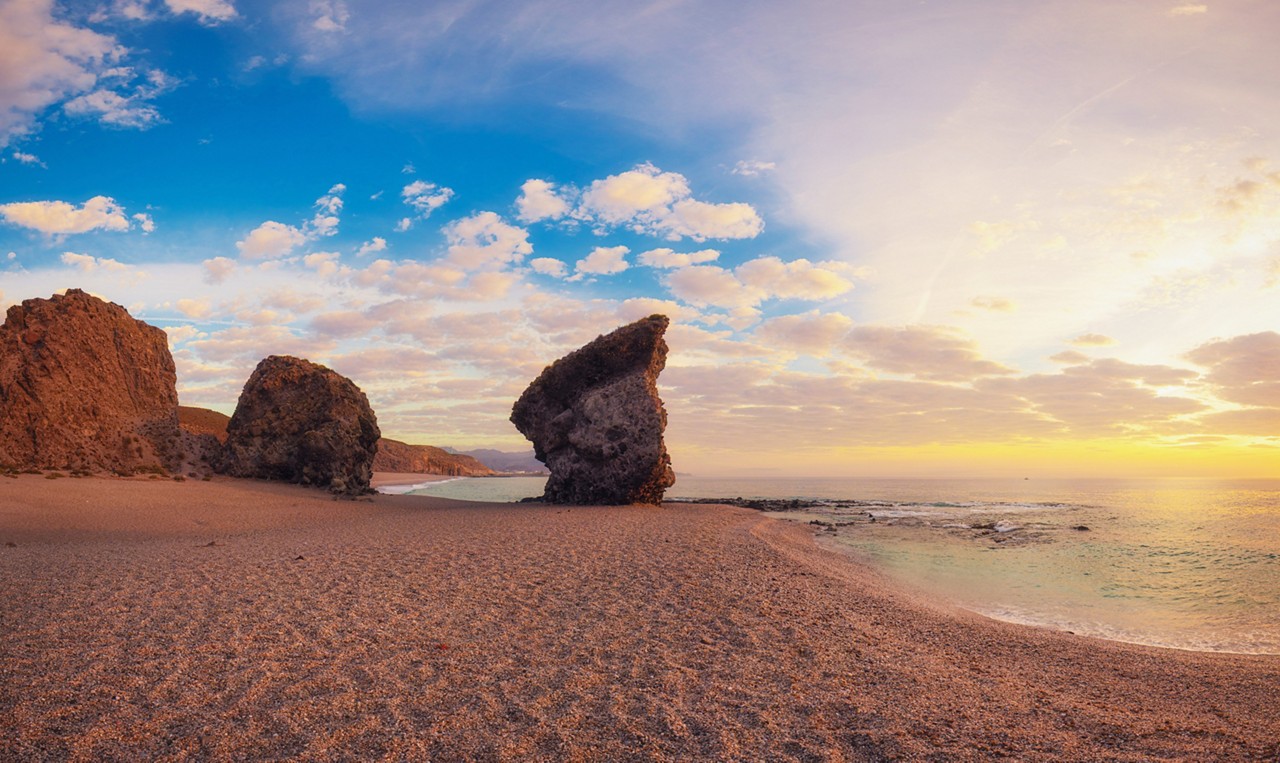 Der Playa de los Muertos in Almería in der Dämmerung.