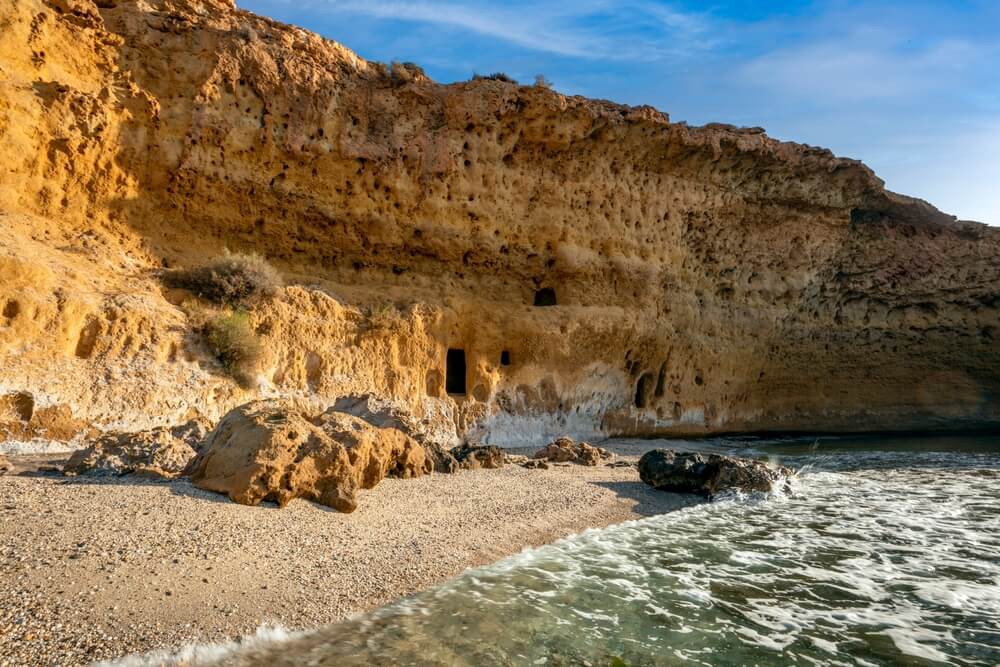 Costa Cálida: Strand mit Klippen in Calblanque.