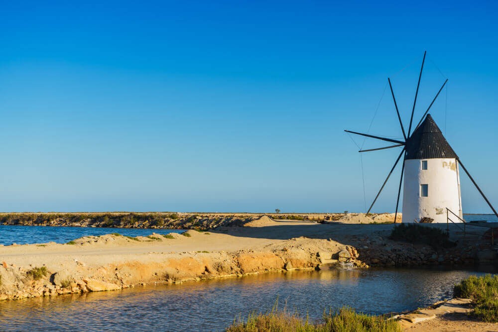 Salinas y Arenales de San Pedro del Pinatar: Feuchtgebiet mit Mühle in Murcia.