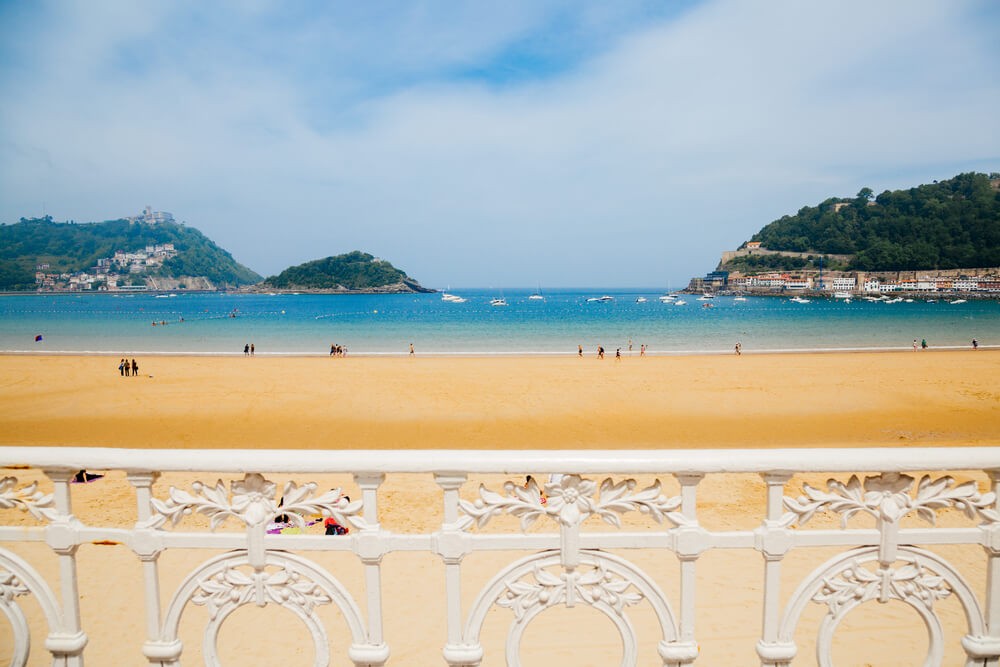 Der Strand von La Concha in San Sebastián, Baskenland, Spanien.