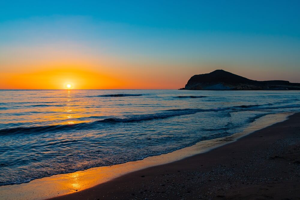 Der Strand von Los Genoveses in Almería, Spanien.