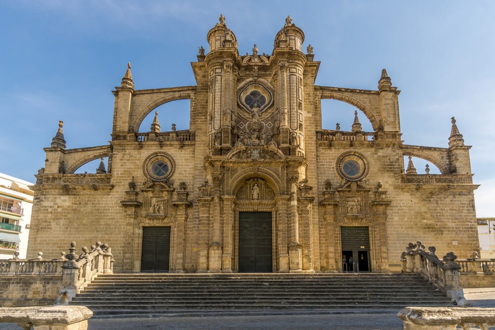 Frontale Sicht der Kathedrale von Jerez bei Sonnenschein.