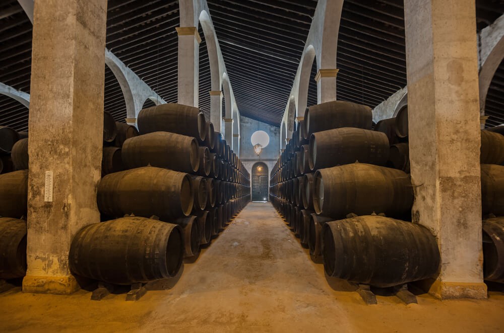 Jerez de la Frontera Sehenswürdigkeiten: Weinfässer in einer Bodega.