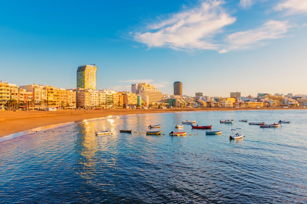 Things to do in Gran Canaria: A view of the Las Canteras city beach shoreline at sunset