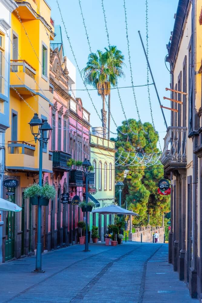 Things to do in Gran Canaria: A typical street in Arucas lined with colourful houses