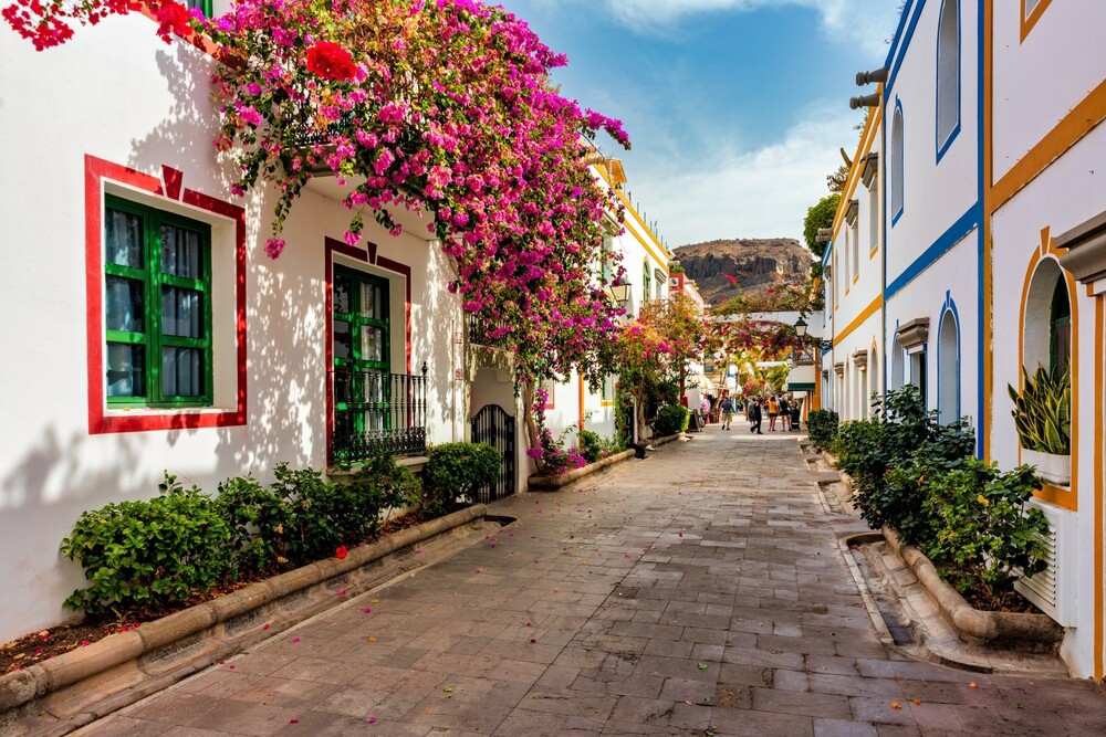 Puerto de Mogán: A cobbled street with whitewashed buildings and bougainvillaea 