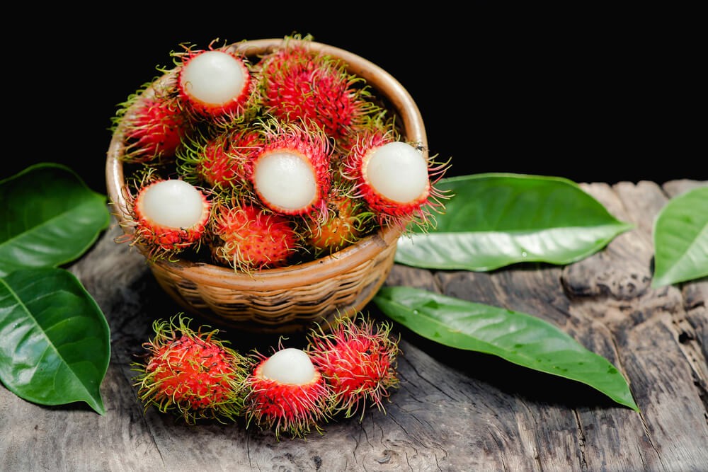 Rambutan-Früchte in einem kleinen Korb angerichtet.