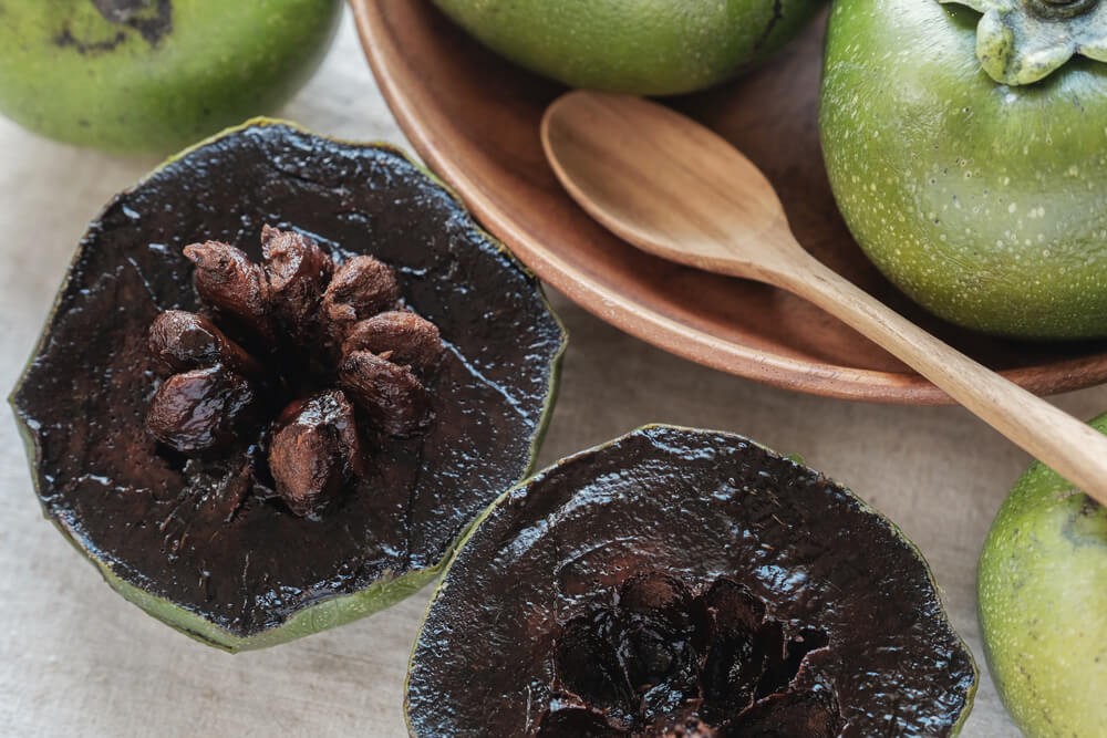 Tropische Früchte: die schwarze Sapote aus Mexiko und Mittelamerika.