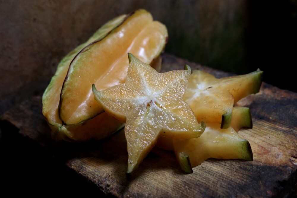 Tropische Früchte: aufgeschnittene Sternfrucht mit der typischen Sternform.