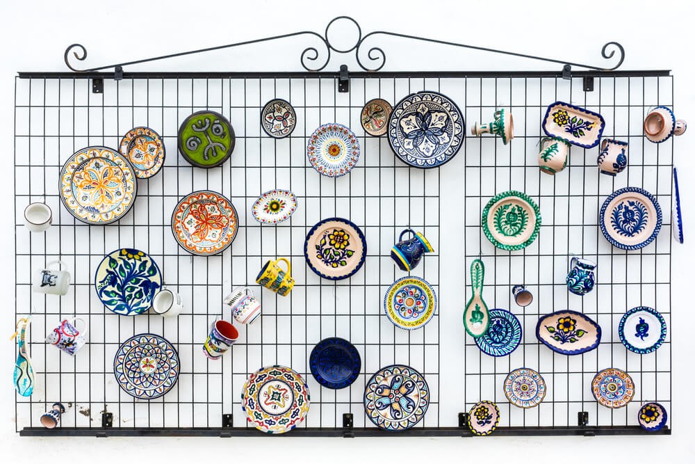 Fuerteventura ceramics: A close up of painted plates hanging on a wall