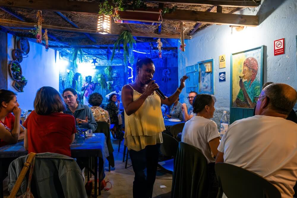 Afrikanische Sängerin in einer Bar in Praia, Insel Santiago.