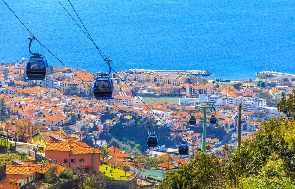 Madeira schönste Orte: Aussicht auf Funchal vom Stadtteil Monte aus mit der Seilbahn im Vordergrund.