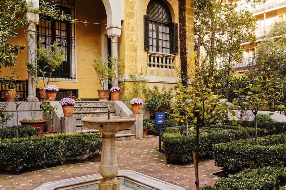 Sorolla Museum: A water fountain set inside a patio garden in the grounds of the museum