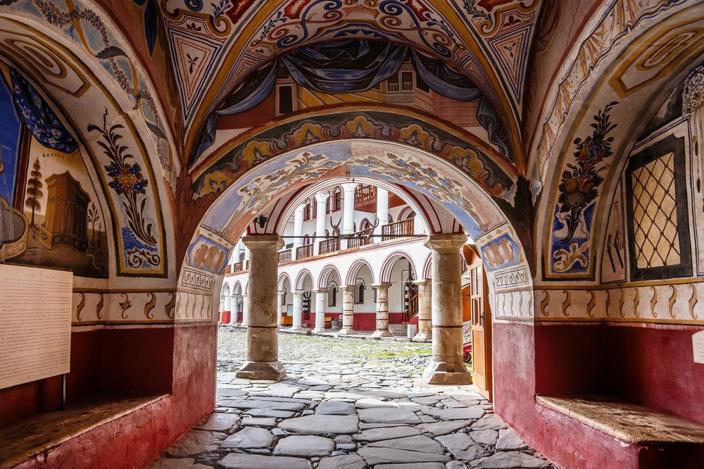 Bogengang mit Fresken im Koster Rila in Bulgarien.