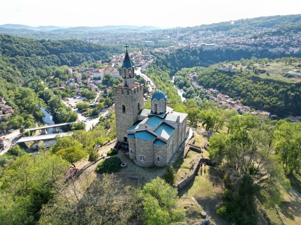 Sehenswürdigkeiten in Bulgarien: die Zarenstadt Weliko Tarnowo von oben gesehen.