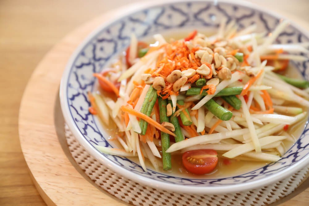 Ein beliebtes thailändisches Gericht aus dem Isaan: der Papaya-Salat Som Tam.