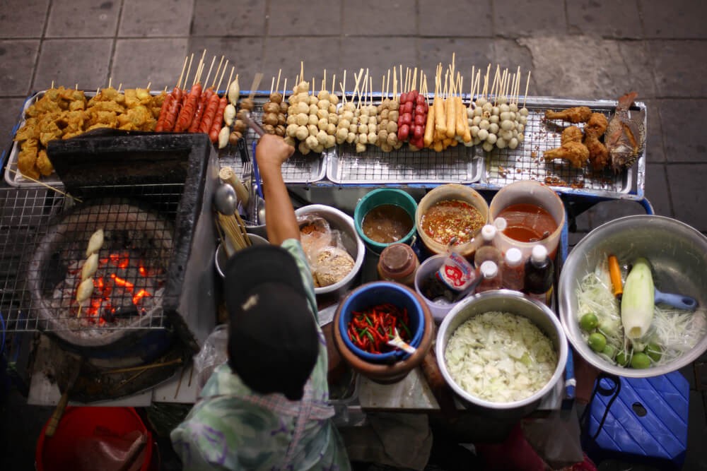 Essen in Thailand: Stand mit Street Food.