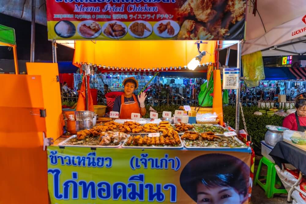 Stand mit Street Food in Thailand.