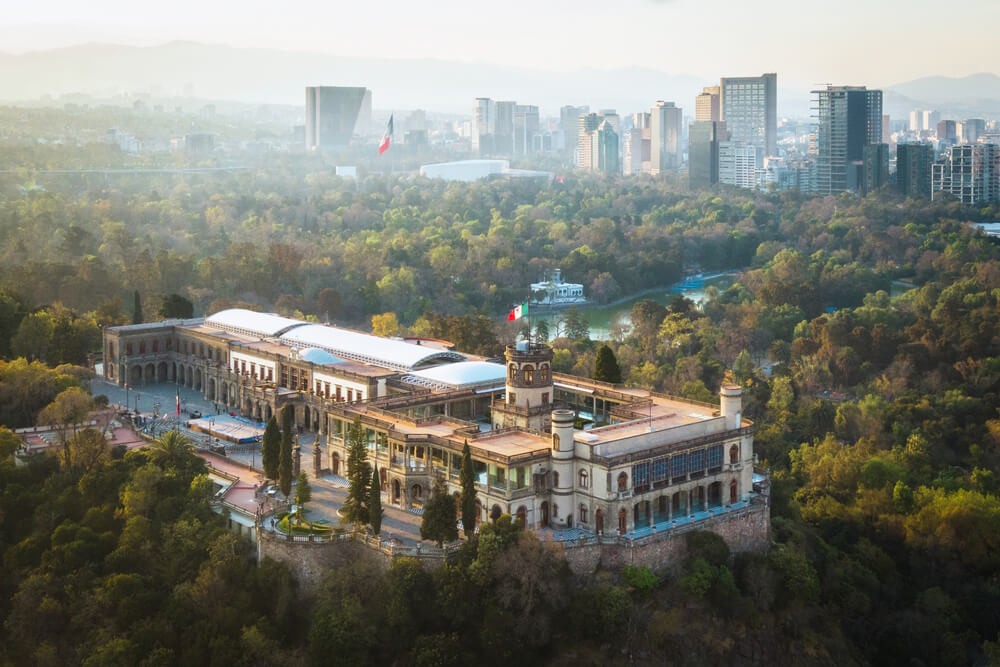 Sehenswürdigkeiten in Mexiko-Stadt: Schloss von Chapultepec umgeben von Wald.