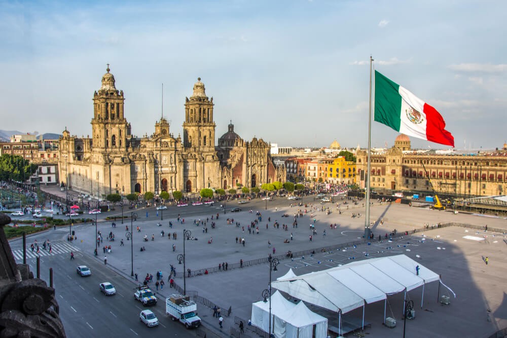 Sehenswürdigkeiten in Mexiko-Stadt: Blick auf den Zócalo-Platz mit der Kathedrale.