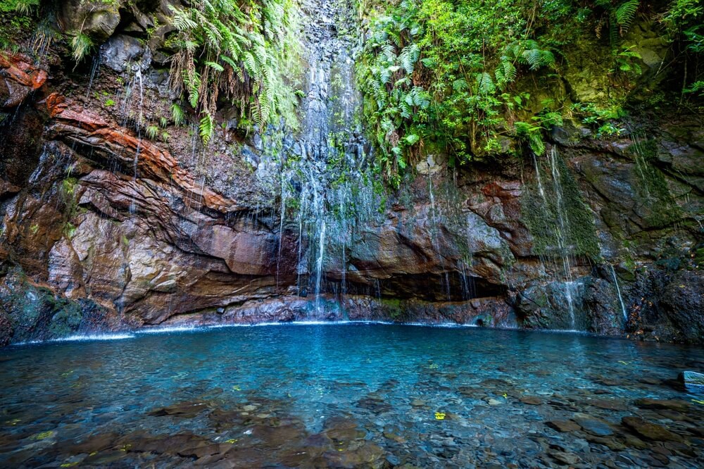 Zero-Waste Travel: A lagoon surrounded by rocks on the Levada das 25 Fontes hike in Madeira 